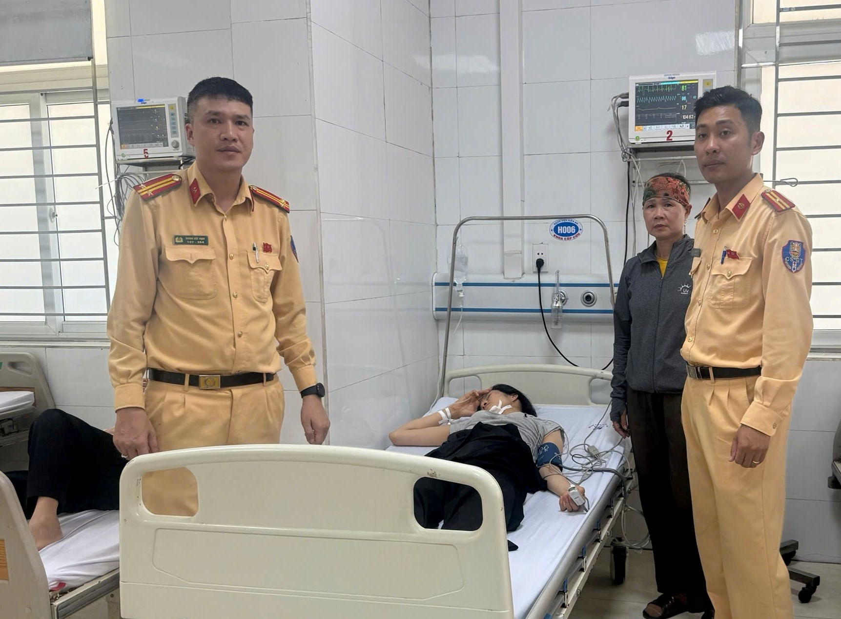 csgt-duong-thuy-hai-phong-kip-thoi-dua-thuyen-vien-di-cap-cuu-tai-benh-vien-1780914590899582706725 Dùng xuồng cao tốc đưa nữ thuyền viên nghi tai biến đi cấp cứu- Ảnh 2.