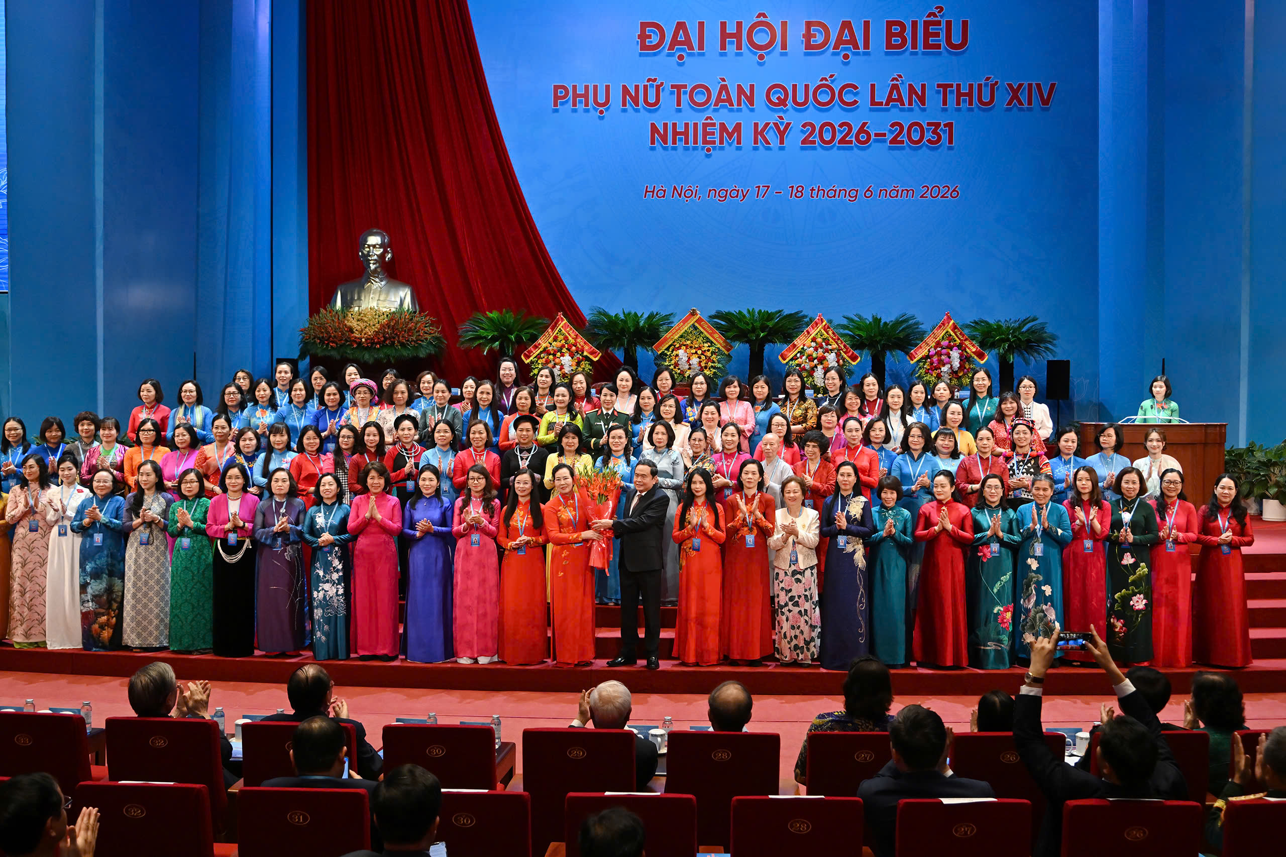 ctqh-tang-hoa-chuc-mung-ban-chap-hanh-17817549728521873519880 Bà Lê Thị Thủy tái cử Chủ tịch Hội Liên hiệp Phụ nữ Việt Nam khóa XIV- Ảnh 1.