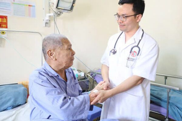 Cụ ông 99 tuổi được cứu sống nhờ can thiệp đặt 2 stent mạch vành