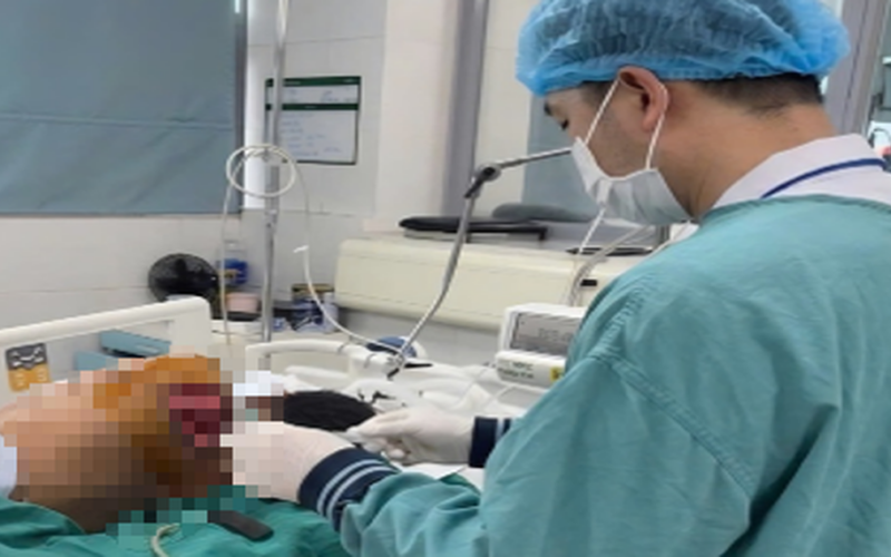 Sau 3 tháng nằm ICU do biến chứng sản khoa, người mẹ trẻ bật khóc khi được ôm con trong tay