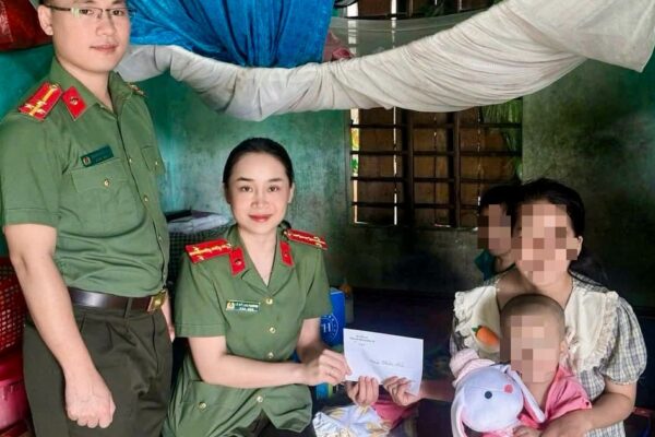 Tình trạng của cháu bé bị mẹ và cậu tâm thần gây hại