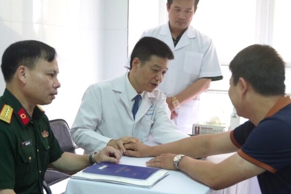 Đưa điều trị vảy nến chuyên sâu đến gần người bệnh qua hợp tác quân – dân y