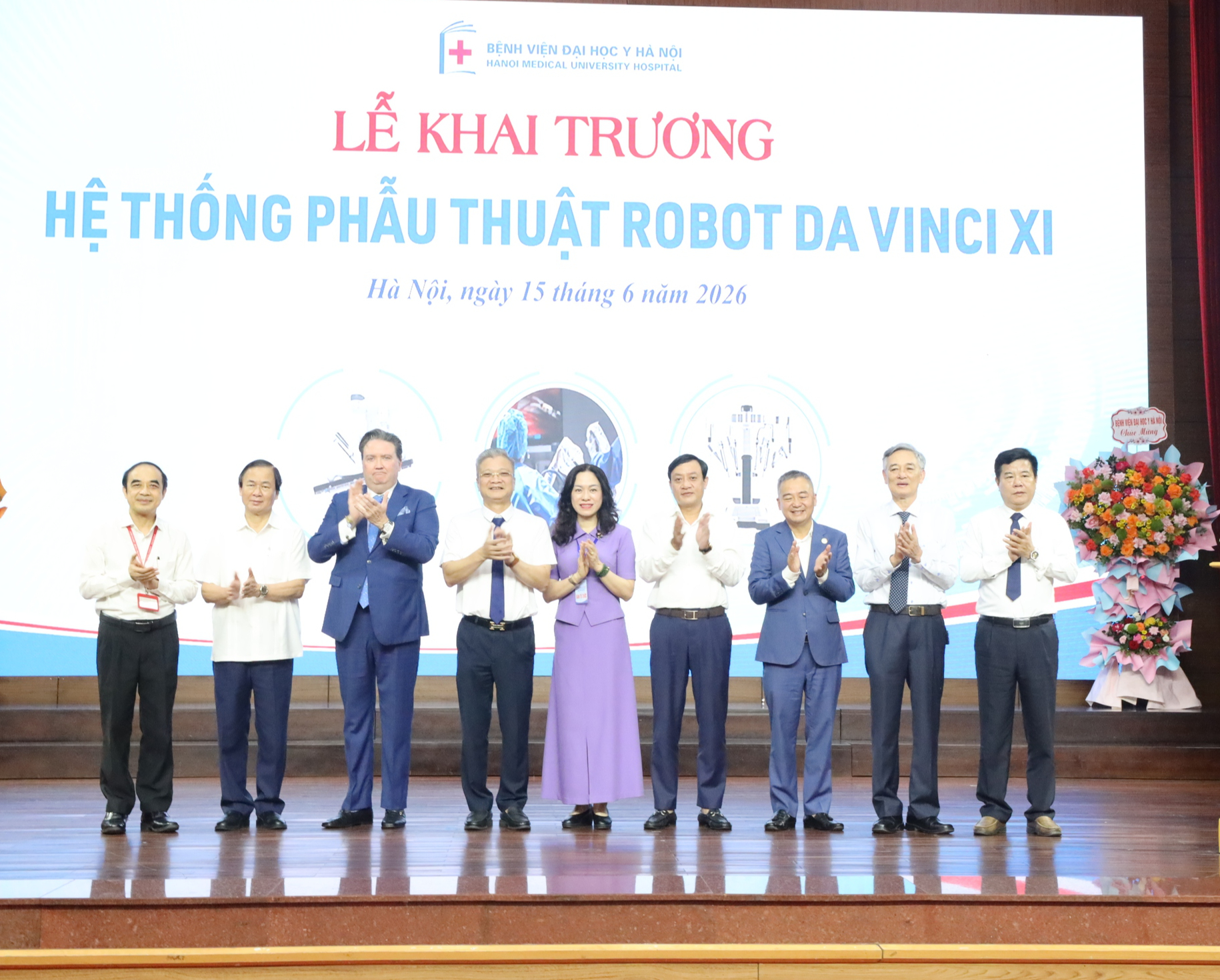edit-robo-13313-17815143873161542108795 Đưa robot Da Vinci Xi vào hoạt động, thêm cơ hội tiếp cận kỹ thuật cao cho người bệnh tại BV Đại học Y Hà Nội - Ảnh 4.