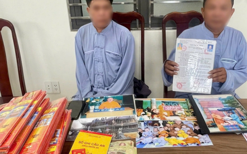 Mặc áo phật tử, 2 người mạo danh nhà chùa để bán nhang, kêu gọi quyên góp