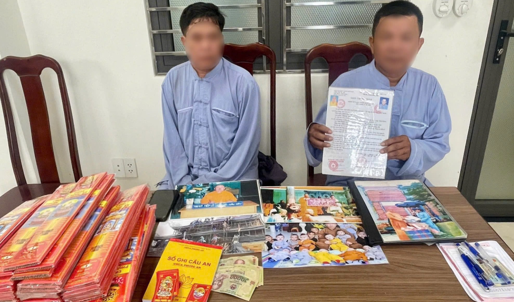 Mặc áo phật tử, 2 người mạo danh nhà chùa để bán nhang, kêu gọi quyên góp- Ảnh 1.