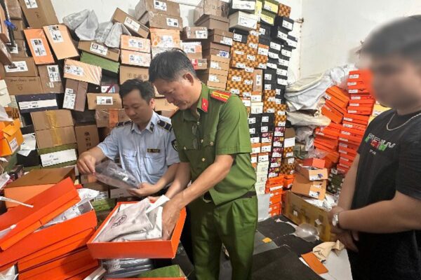 Phát hiện 2 địa điểm sản xuất, kinh doanh hàng Hermes, Gucci, Burberry… giả với số lượng đặc biệt lớn