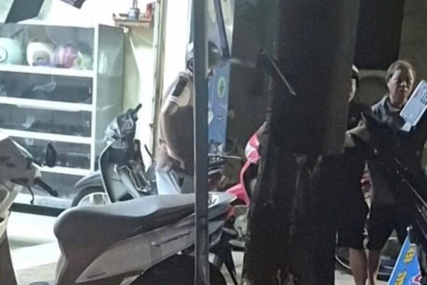 Hai thanh niên đi xe máy thương vong sau cú va chạm với gốc cây