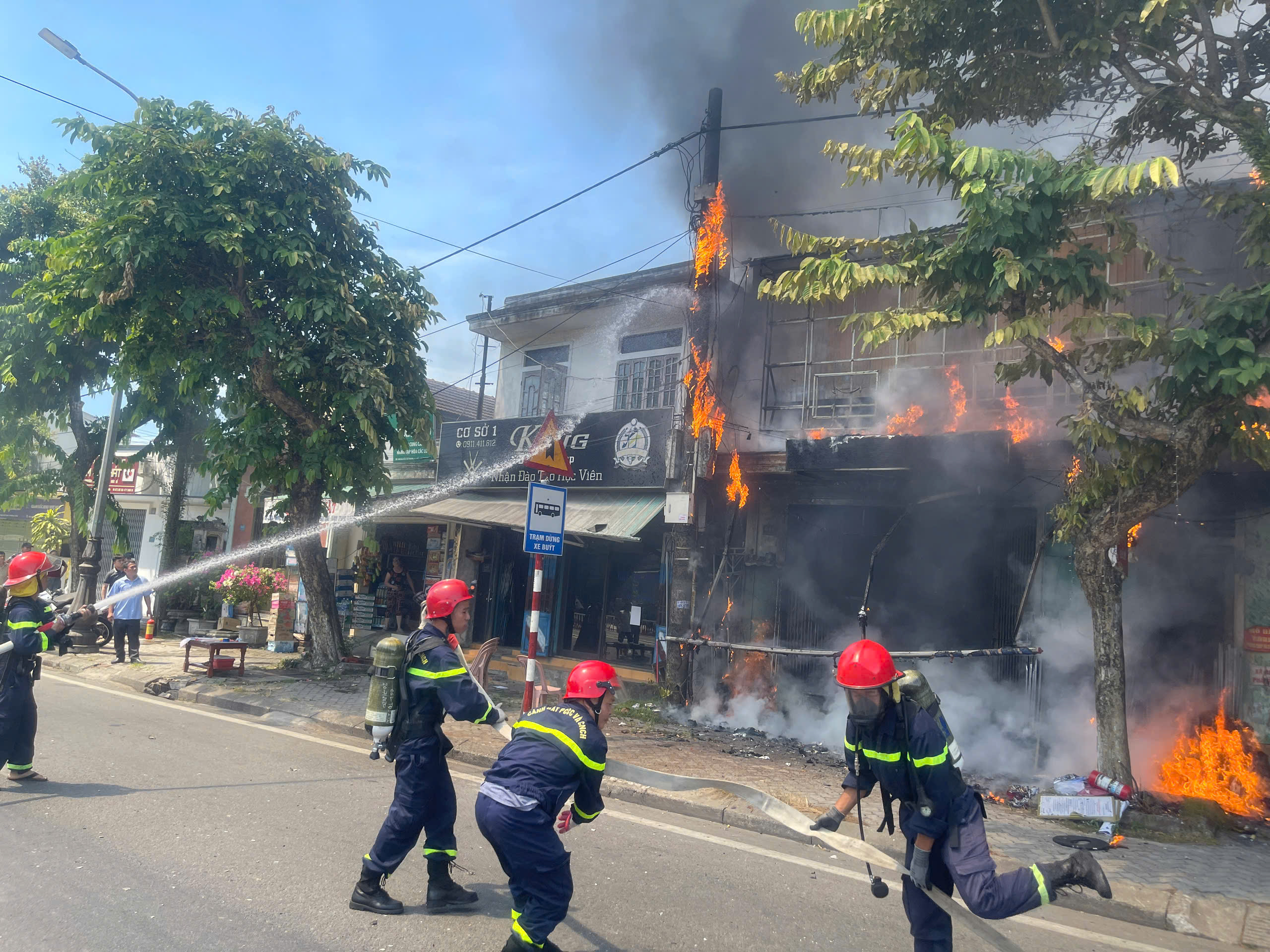 Hiện trường nhà dân bốc cháy dữ dội, nhiều đồ đạc bị thiêu rụi ở Huế- Ảnh 2.
