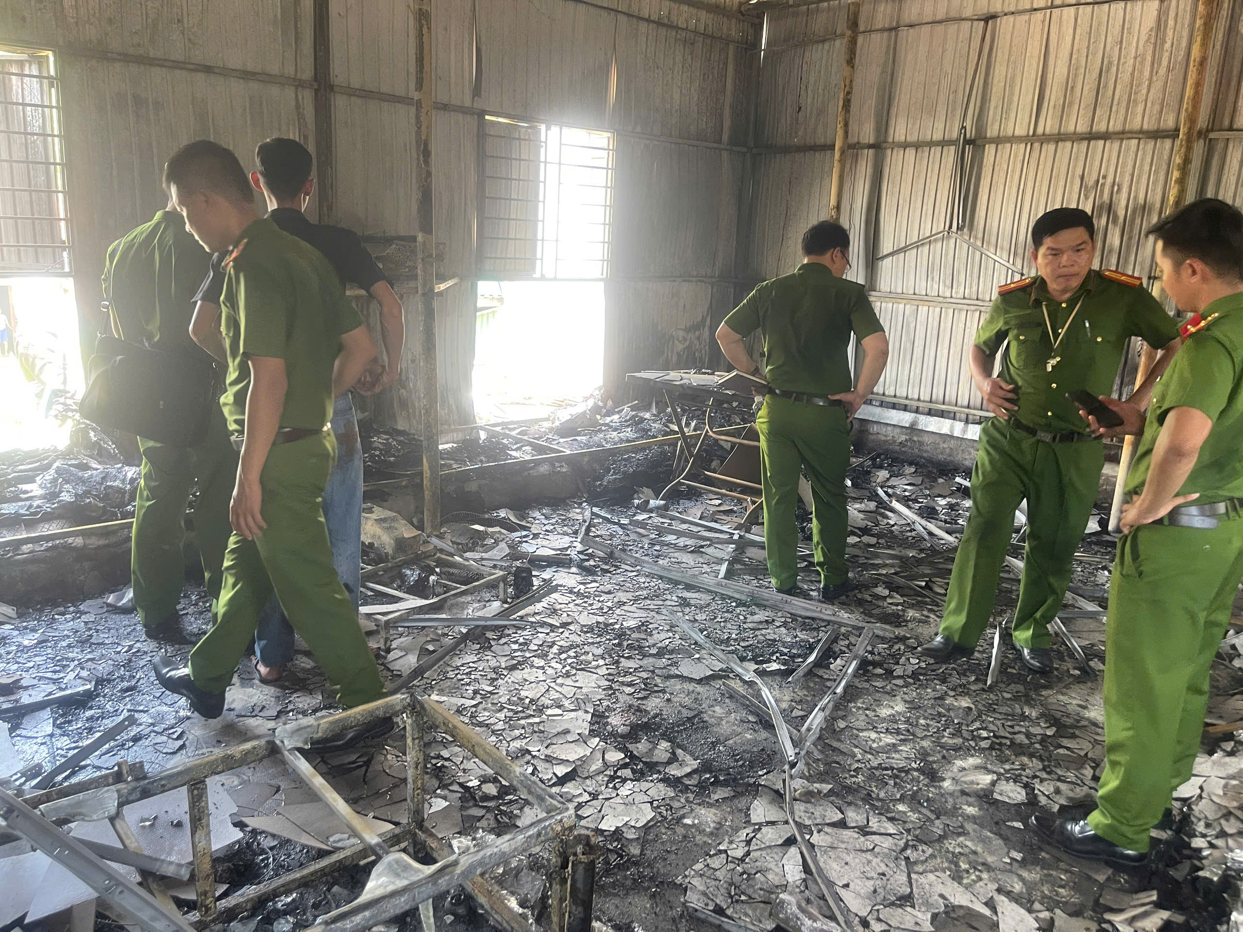 hien-truong-nha-dan-boc-chay-du-doi-thieu-rui-nhieu-tai-san-o-hue-3-17817574732761594368355 Hiện trường nhà dân bốc cháy dữ dội, nhiều đồ đạc bị thiêu rụi ở Huế- Ảnh 4.