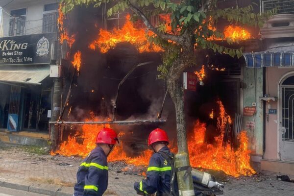 Hiện trường nhà dân bốc cháy dữ dội, nhiều đồ đạc bị thiêu rụi ở Huế