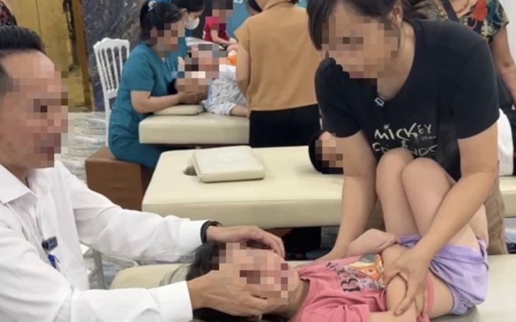 Sở Y tế Hà Nội vào cuộc vụ 'tiến sĩ nắn chỉnh xương' ở Y Đức Vương giúp trẻ 'không nói được thành nói được' - Ảnh 1.