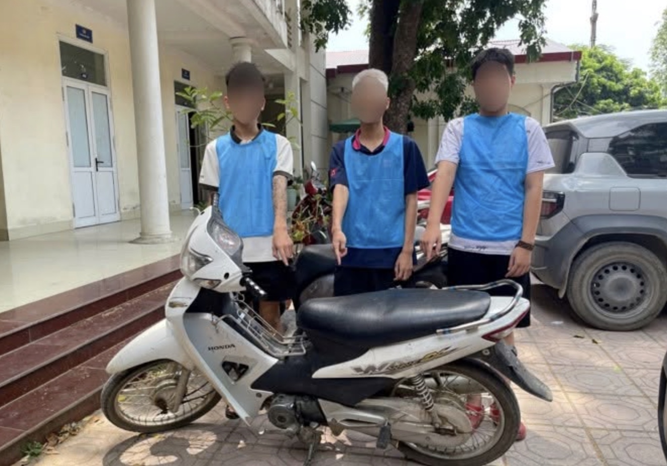 Hà Nội: Bắt nhóm thiếu niên chém người đi đường nếu thấy 'bướng'- Ảnh 1.