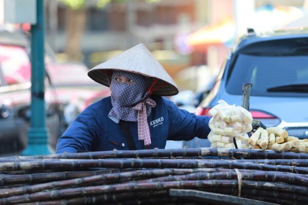 Người lao động oằn mình kiếm sống giữa nắng nóng cực điểm