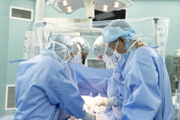 Khối lồi sau tai đập theo nhịp tim, bác sĩ cảnh báo dấu hiệu bệnh nguy hiểm