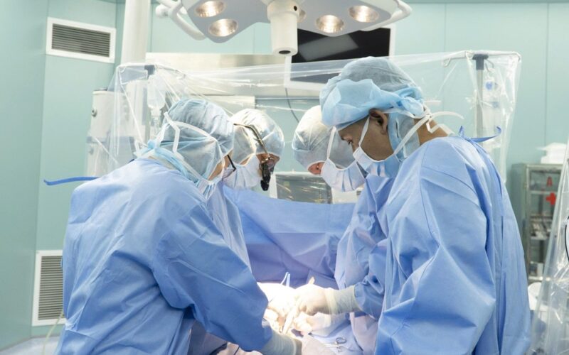 Khối lồi sau tai đập theo nhịp tim, bác sĩ cảnh báo dấu hiệu bệnh nguy hiểm