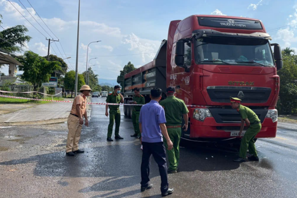 Tạm giữ tài xế xe đầu kéo gây tai nạn khiến 2 người thương vong