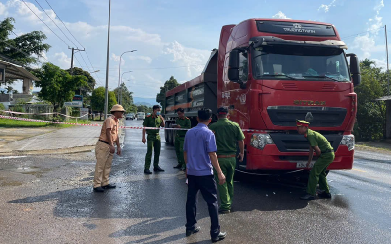Tạm giữ tài xế xe đầu kéo gây tai nạn khiến 2 người thương vong