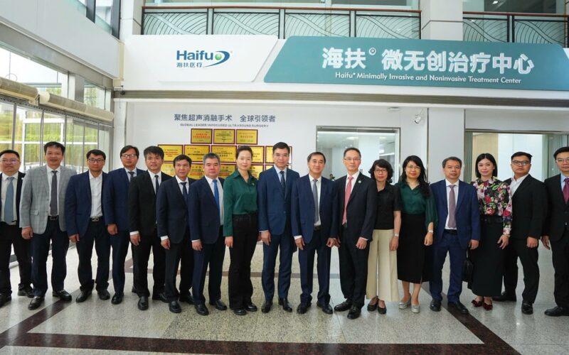 Đoàn công tác Bộ Y tế Việt Nam thăm và làm việc tại Bệnh viện Trung tâm TP Toại Ninh và cơ sở nghiên cứu công nghệ y học siêu âm của Trung Quốc