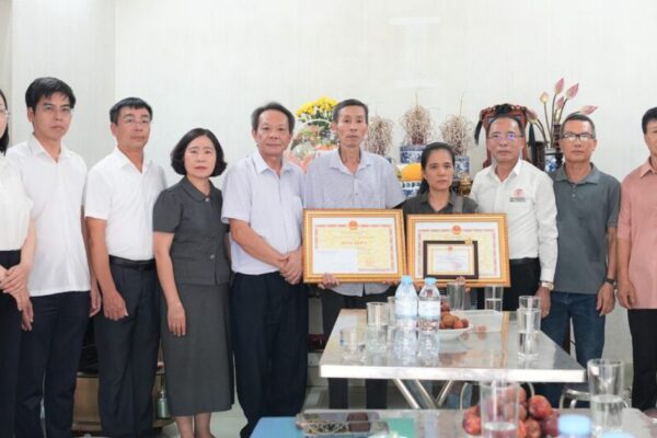 Trao bằng khen cho cá nhân, gia đình có nghĩa cử hiến tạng cứu người