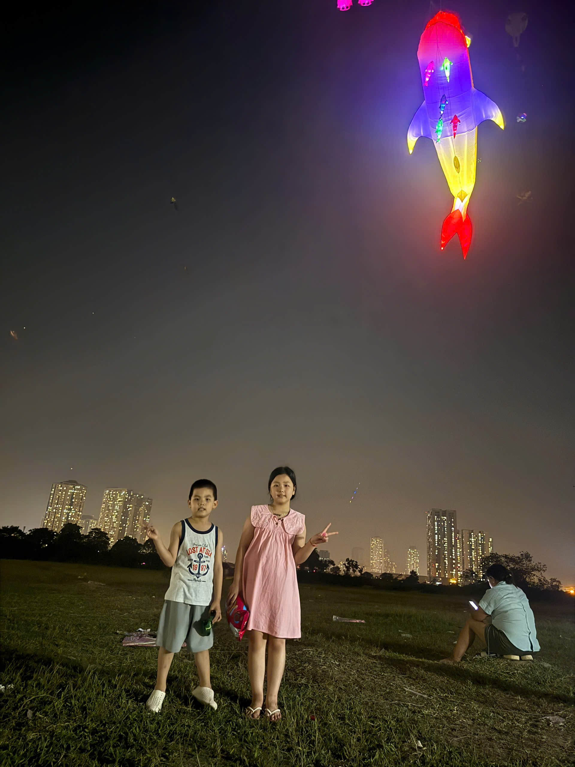 Trẻ 'ôm' điện thoại suốt hè: Chuyên gia cảnh báo những tổn thương tâm lý âm thầm- Ảnh 2.