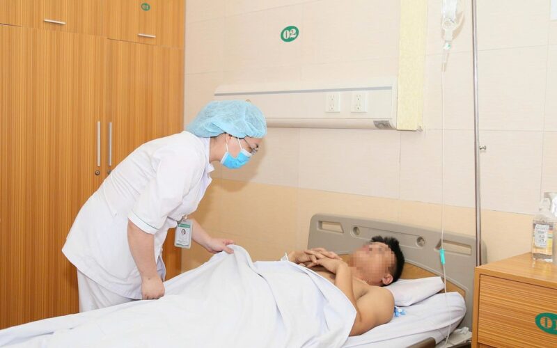 Xe tải lùi chèn qua người, nam bệnh nhân thoát cửa tử dù vỡ thận, gãy khung chậu