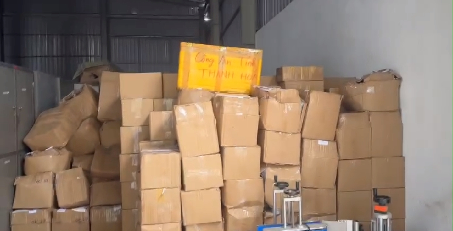 z793016245100524b72b6a995751752b6f0370a28f18b7-1781276990242467312069 Cận cảnh kho hàng 15 tấn hũ yến giả của đối tượng 9X chuyên livestream lừa khách- Ảnh 7.